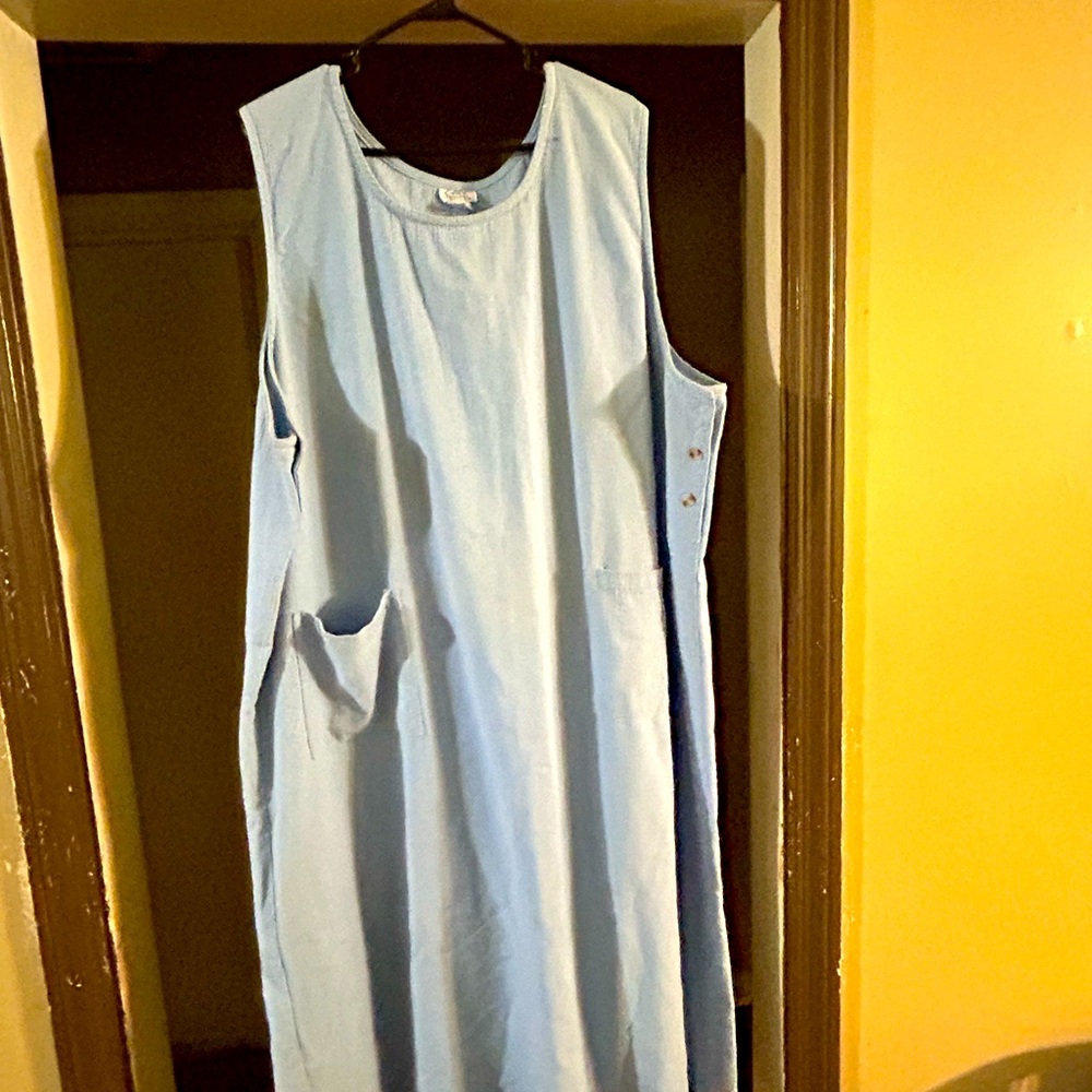 Sleeveless dress with pockets